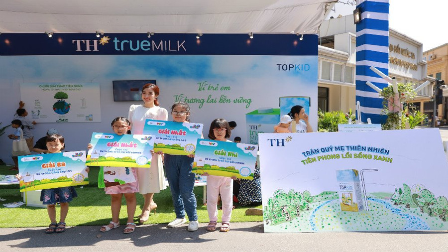 Hoa hậu Mỹ Linh trao thưởng cho các bé khéo tay và có tác phẩm độc đáo nhất