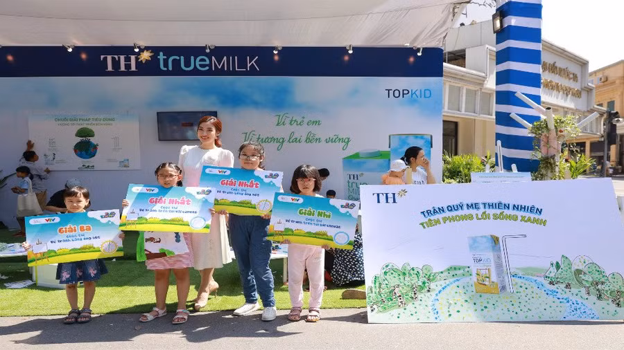 Hoa hậu Mỹ Linh trao thưởng cho các bé khéo tay và có tác phẩm độc đáo nhất