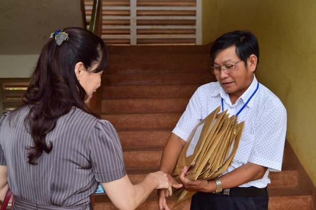 Vụ trưởng Nguyễn Thị Kim Phụng động viên giáo viên chấm thi Vụ trưởng Nguyễn Thị Kim Phụng động viên giáo viên chấm thi