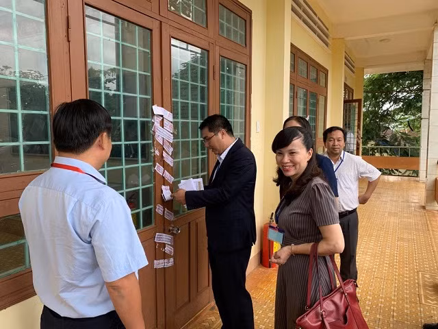 Tiến sĩ Nguyễn Thị Kim Phụng kiểm tra niêm phong nơi lưu giữ bài thi