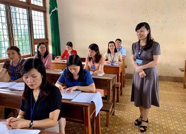 Tiến sĩ Nguyễn Thị Kim Phụng động viên cán bộ chấm thi