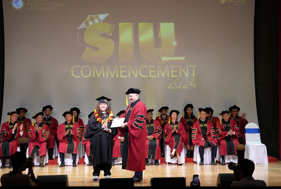 Tân cử nhân Dương Bảo Nhi được vinh danh với danh hiệu Thủ lĩnh Câu lạc bộ năm 2023 Tân cử nhân Dương Bảo Nhi được vinh danh với danh hiệu Thủ lĩnh Câu lạc bộ năm 2023