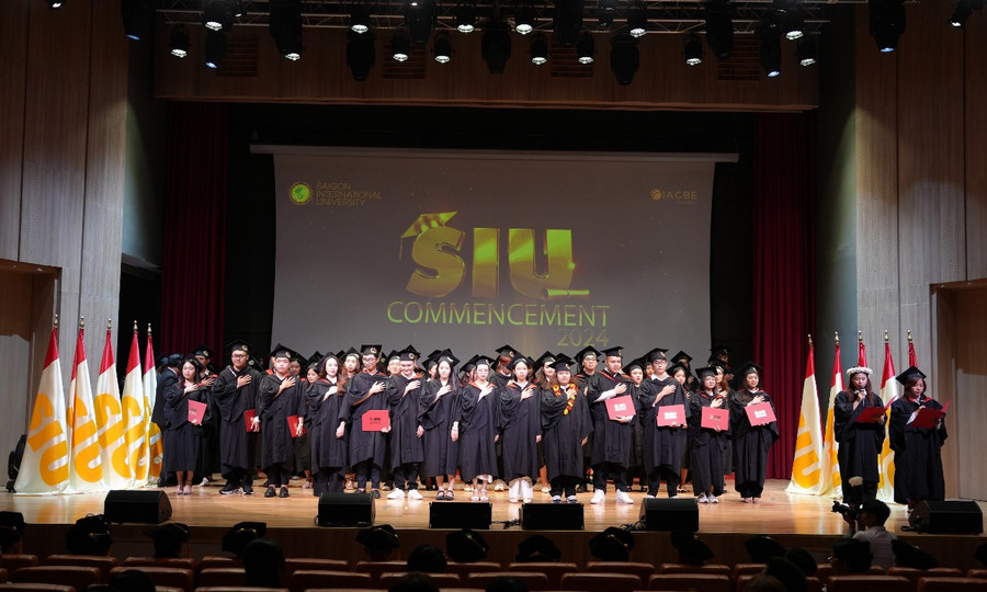 Các tân cử nhân thực hiện nghi thức tuyên thệ. Các tân cử nhân thực hiện nghi thức tuyên thệ.