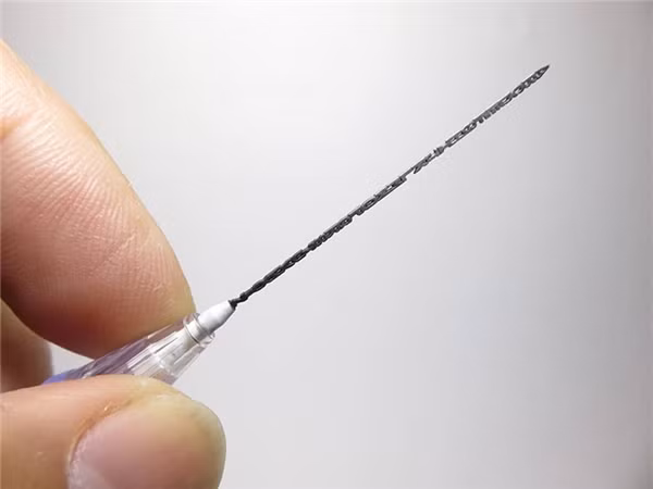 Nếu quan sát kĩ, bạn sẽ nhận ra ngòi bút là tất cả các kí tự trong bảng chữ cái.