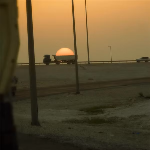 Sao Mặt Trời có thể nằm lọt thỏm trên chiếc xe tải thế chứ.