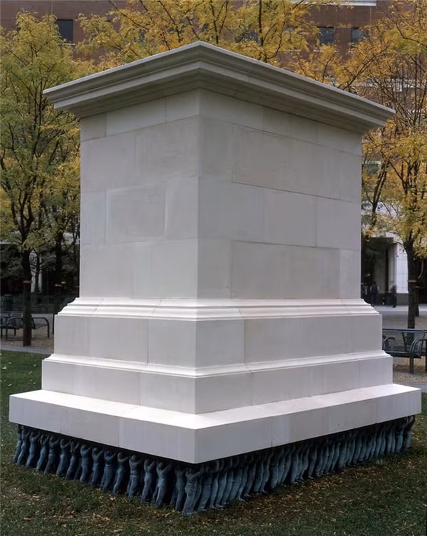 Nhóm người tí hon này này đang cố sức chuyển bức tượng đi đây.