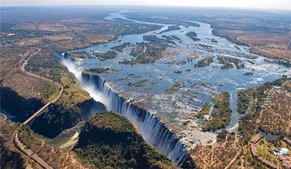 Nhìn từ trên cao, thác nước Victoria thật hùng vĩ và kiêu sa.