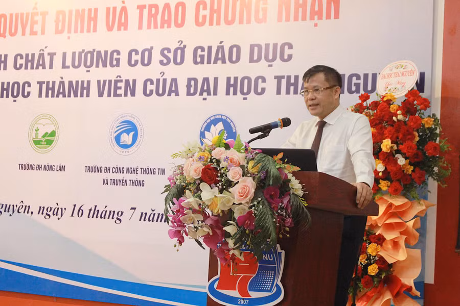 TS. Lê Mỹ Phong Phó Cục trưởng Cục Trưởng Cục Quản lý chất lượng, Bộ GD&ĐT phát biểu tại buổi lễ. TS. Lê Mỹ Phong Phó Cục trưởng Cục Trưởng Cục Quản lý chất lượng, Bộ GD&ĐT phát biểu tại buổi lễ.