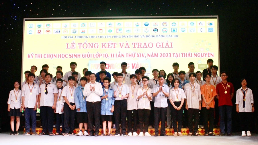Trao giải cuộc thi HSG các trường chuyên khu vực Duyên hải & ĐBBB