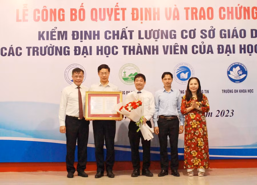 Trao chứng nhận kiểm định chất lượng cho trường Đại học Công nghệ Thông tin và Truyền thông (ĐH Thái Nguyên).