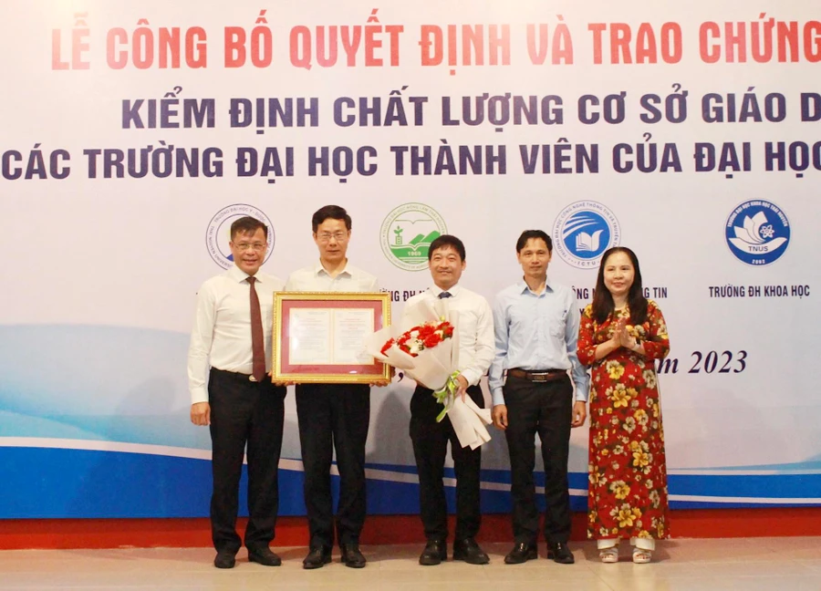 Trao chứng nhận kiểm định chất lượng cho trường Đại học Công nghệ Thông tin và Truyền thông (ĐH Thái Nguyên).