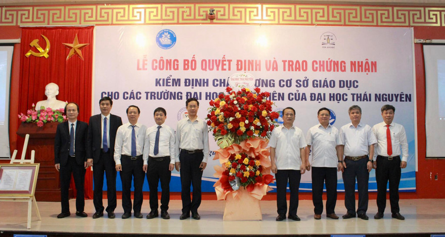 Lãnh đạo Đại học Thái Nguyên tặng hoa chúc mừng 4 trường thành viên hoàn thành và được cấp chứng nhận kiểm định. Lãnh đạo Đại học Thái Nguyên tặng hoa chúc mừng 4 trường thành viên hoàn thành và được cấp chứng nhận kiểm định.