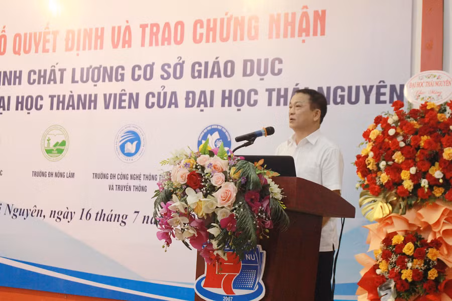 GS.TS Phạm Hồng Quang, Bí thư Đảng ủy, Chủ tịch Hội đồng Đại học Thái Nguyên. GS.TS Phạm Hồng Quang, Bí thư Đảng ủy, Chủ tịch Hội đồng Đại học Thái Nguyên.