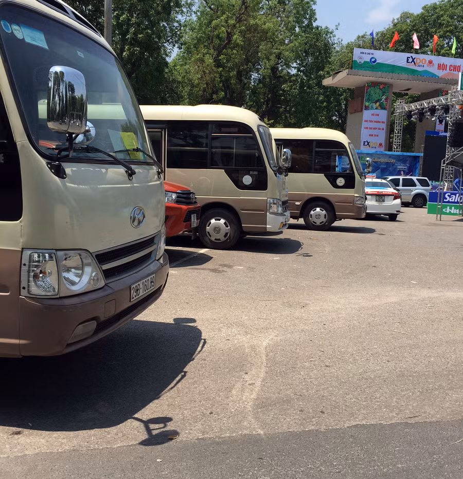 Dàn xe án ngữ trước cổng chính công viên