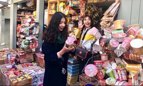 Trang cùng bạn đang đi mua sắm ở cửa hàng tiện lợi.