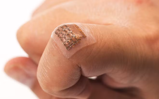 Miếng dán huyết áp được làm bằng silicon dẻo được kết nối bằng các dây dẫn dạng xoắn. Ảnh: WT