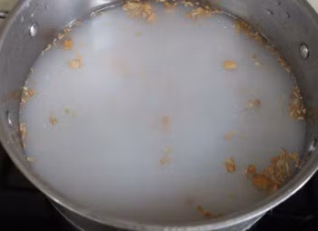 Bước 3: Cho lạc vào nồi thêm nước, vớt vỏ lạc nổi trên.