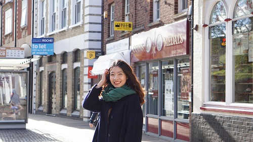 Nụ cười rạng rỡ của Trang khi được trải nghiệm cuộc sống tại Anh.