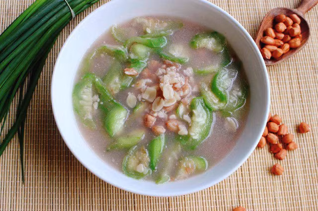 Canh mướp nấu lạc dân dã và lạ miệng ảnh 1