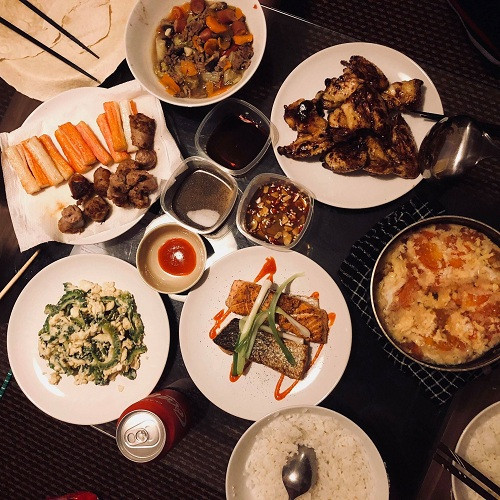 Bữa cơm cuối tuần ấm cúng của Trang cùng bạn bè tại nhà.