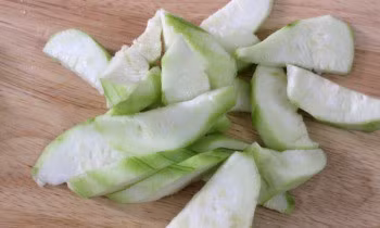 Bước 1: Mướp gọt vỏ, rửa sạch, thái lát.