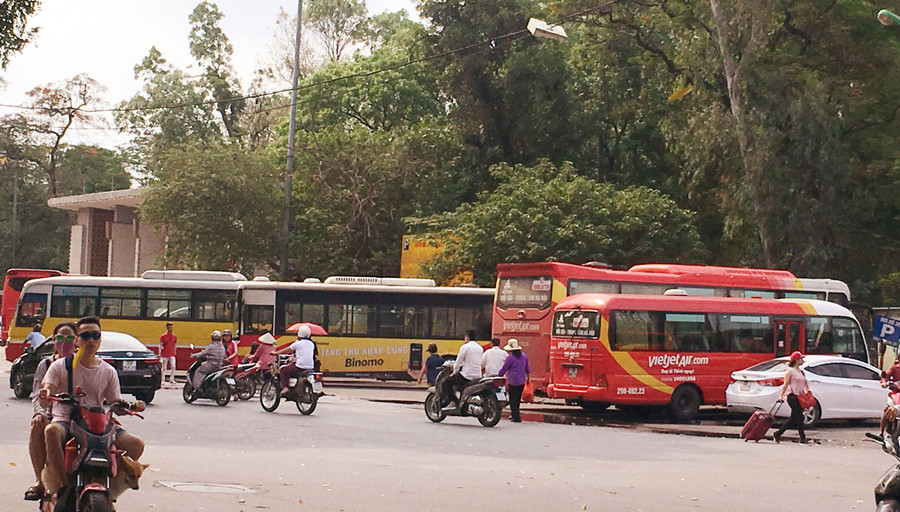 “Bến xe” trước cổng chính công viên Thống Nhất gồm xe buýt và điểm đón trả khách của nhiều hãng xe sân bay