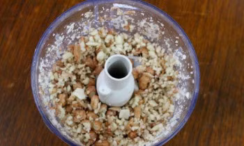 Bước 2: Lạc rửa sạch cho vào máy xay nhỏ.