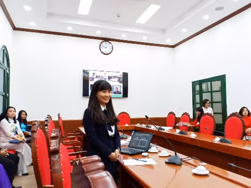 Cô Nguyễn Thị Mai trình bày các sáng kiến tại Hội đồng xét giải