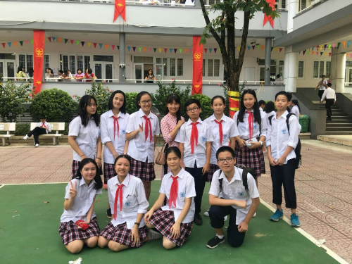 Cô Nguyễn Thị Mai chụp ảnh với các học sinh của trường.