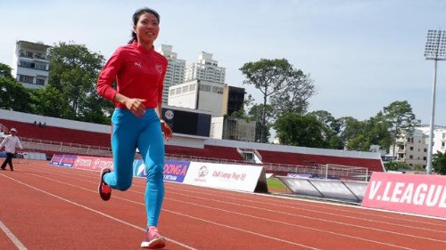 Thu Thảo chạy khởi động rất kỹtrước khi tập nhảy xa. Ảnh do nhân vật cung cấp.