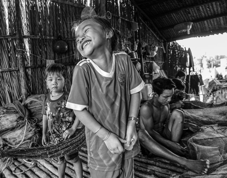 “Nụ cười của trẻ em vùng biển”, một bức ảnh trong triển lãm ảnh “Biển trong chúng ta” của nghệ sĩ nhiếp ảnh Mỹ Dũng, khai mạc ngày 19/10 tại Đà Nẵng “Nụ cười của trẻ em vùng biển”, một bức ảnh trong triển lãm ảnh “Biển trong chúng ta” của nghệ sĩ nhiếp ảnh Mỹ Dũng, khai mạc ngày 19/10 tại Đà Nẵng