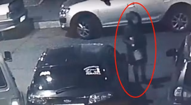 CCTV quay lại cảnh bà mẹ lén lút vứt con vào thùng rác