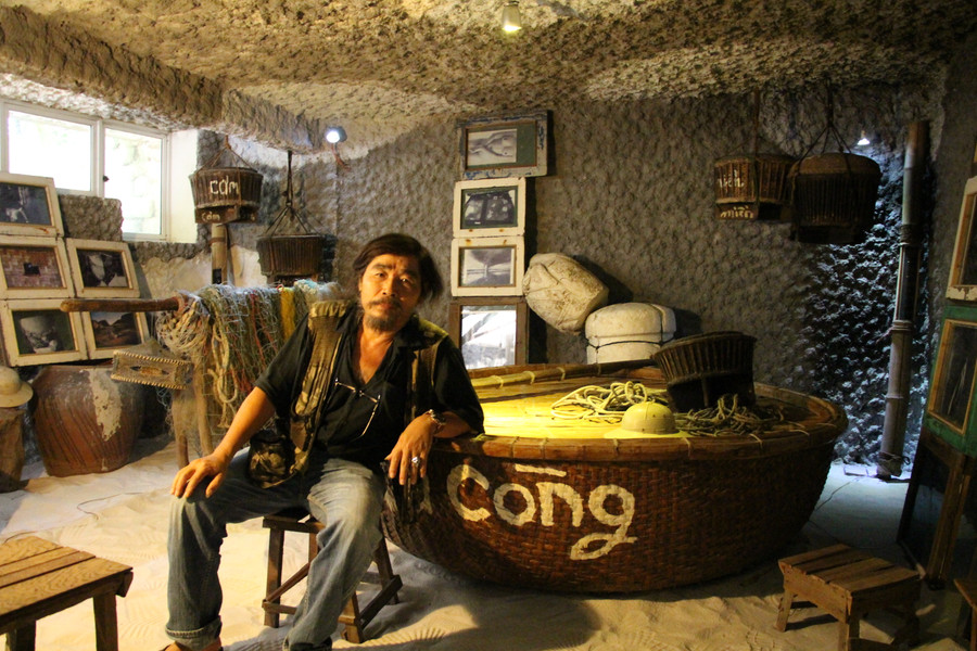 Không chỉ đam mê sưu tầm, nghệ sĩ Mỹ Dũng còn say mê với đề tài văn hóa làng biển trong sáng tác của mình