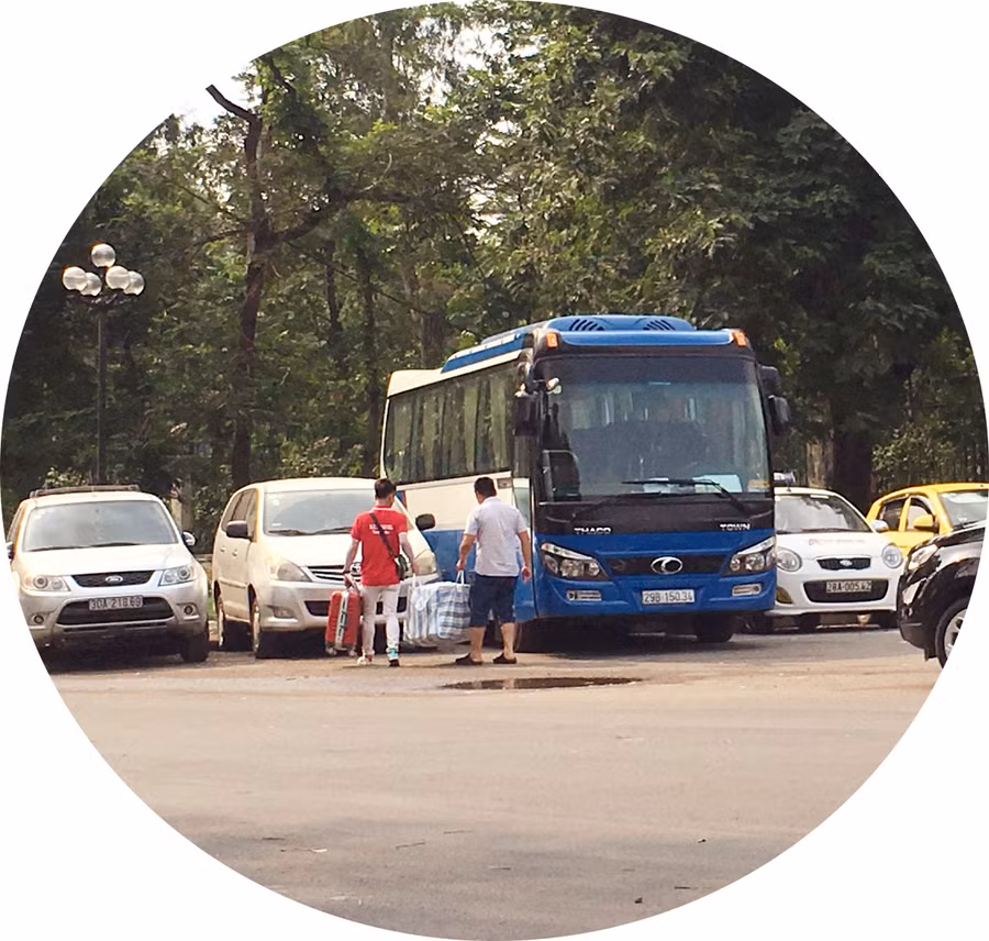 Hành khách đứng chờ xe chuyển bánh