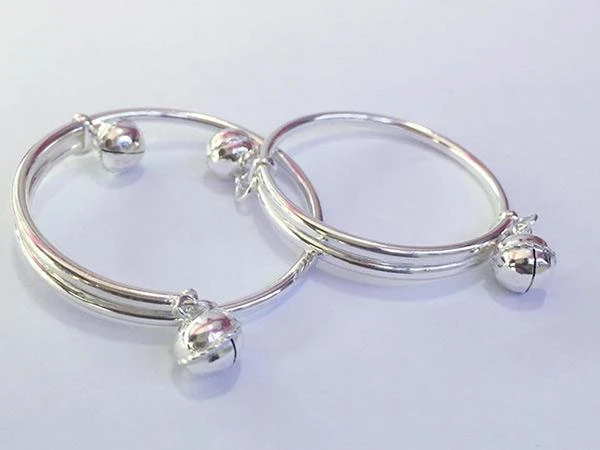 Lắc bạc của cháu ngày càng sáng, bà nức nở khen khỏe, mẹ đưa đi khám thì rùng mình