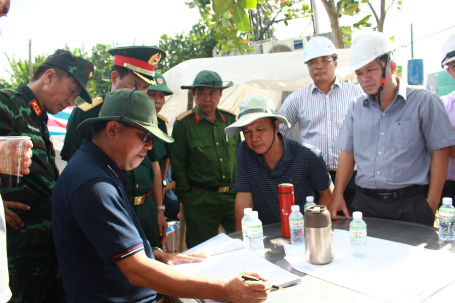 Lãnh đạo tỉnh Đồng Tháp bàn phương án kéo trụ bê tông lên. Lãnh đạo tỉnh Đồng Tháp bàn phương án kéo trụ bê tông lên.