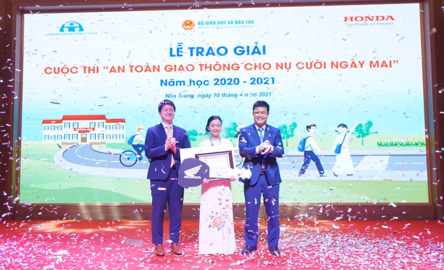 Ông Sái Công Hồng - Phó Vụ trưởng Vụ giáo dục Trung học Bộ GDĐT và ông Kazuya Maruyama – Trợ lý Giám đốc Honda Việt Nam trao giải cho giáo viên xuất sắc nhất