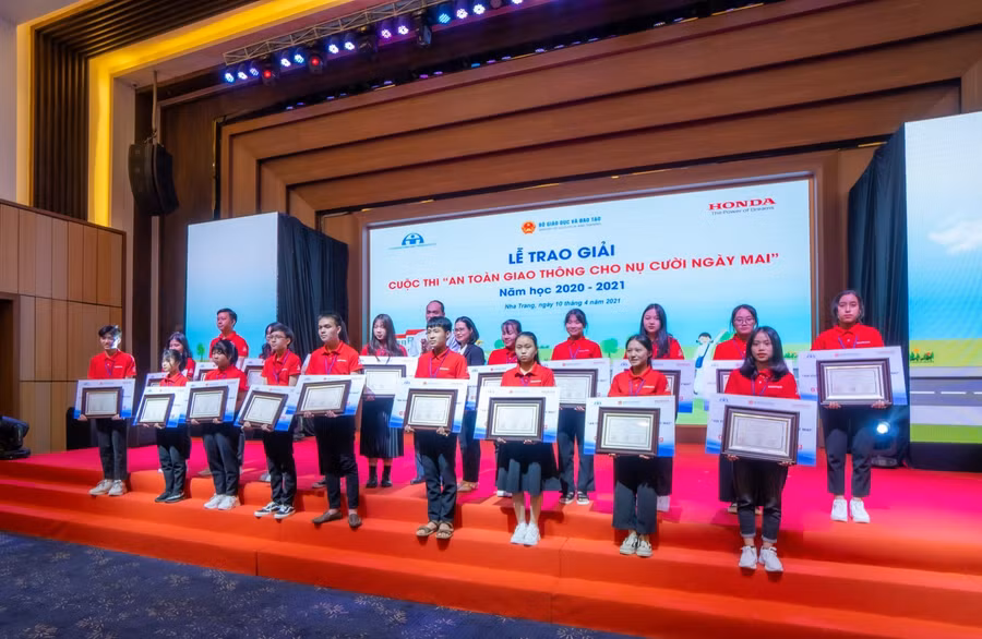 Các em học sinh xuất sắc đạt giải Nhất của Cuộc thi ATGT cho nụ cười ngày mai năm học 2020 – 2021