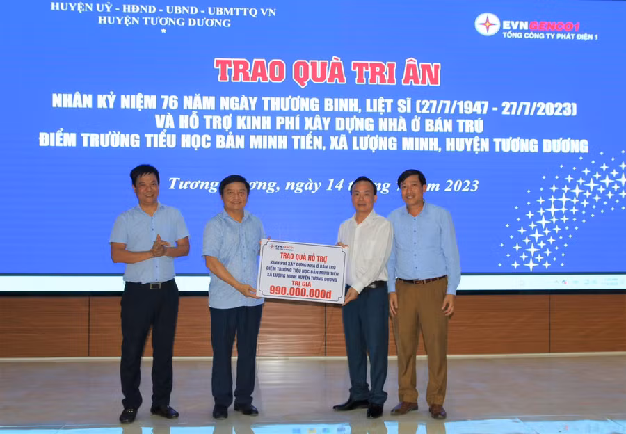 Tổng Công ty Phát điện 1 trao kinh phí xây dựng nhà ở bán trú cho huyện Tương Dương, tỉnh Nghệ An.