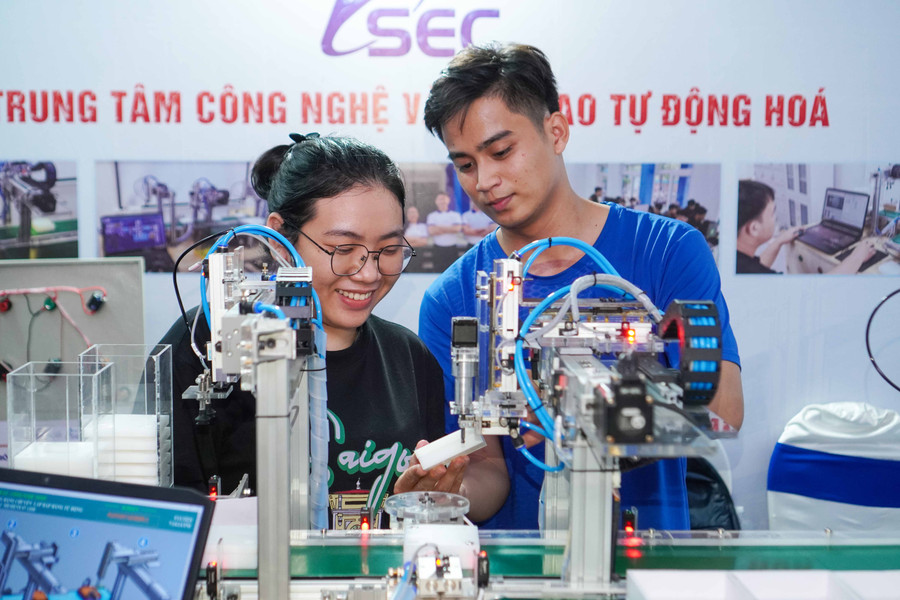 Các sinh viên sẵn sàng tham gia Ngày hội với những sản phẩm sáng tạo ấn tượng.