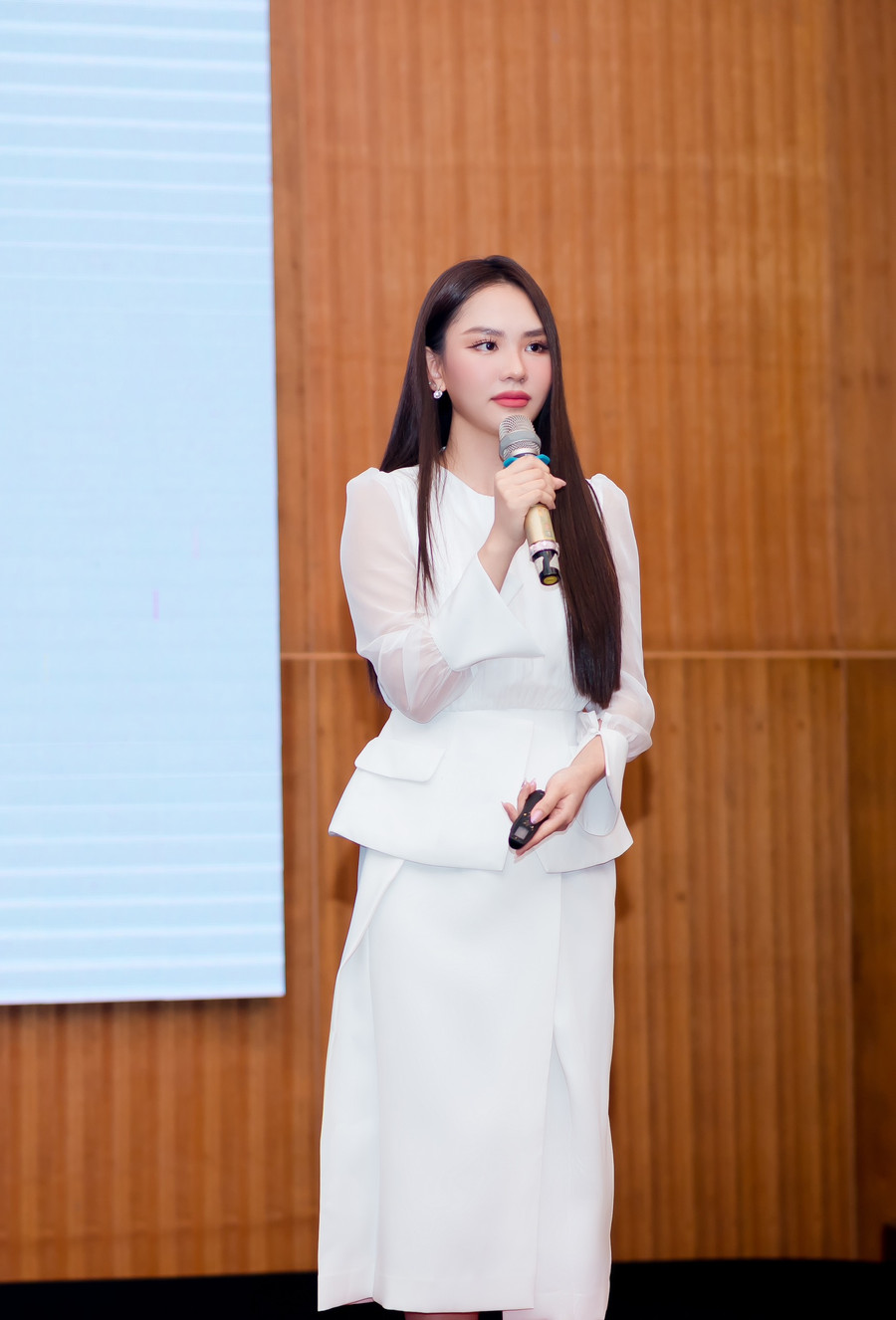 Hoa hậu Mai Phương cho biết, cô sẵn sàng đối diện với những sai lầm và nhìn nhận nó là một bài học của cuộc sống. Hoa hậu Mai Phương cho biết, cô sẵn sàng đối diện với những sai lầm và nhìn nhận nó là một bài học của cuộc sống.