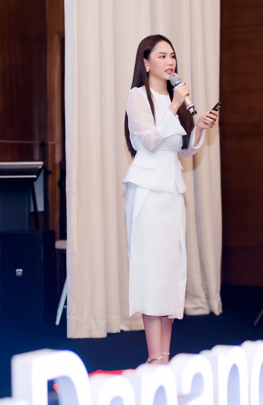 Hoa hậu Mai Phương nghẹn ngào khi nhắc về những áp lực sau đăng quang.