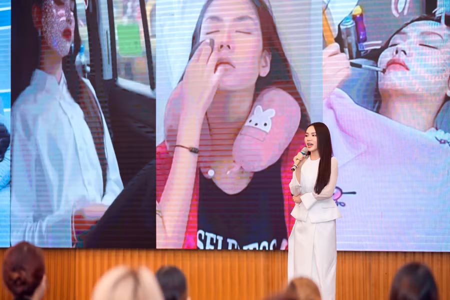 Mai Phương không ngại chia sẻ những khoảnh khắc "khó đỡ" của mình với sinh viên.