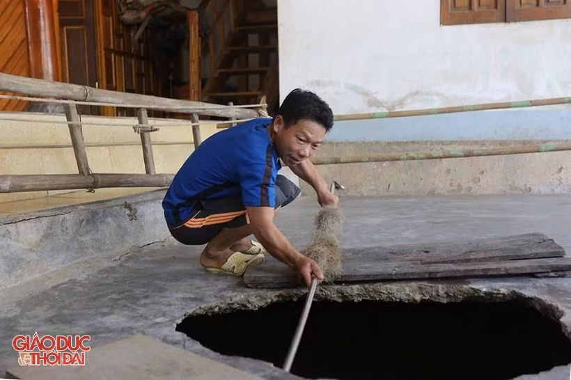"Hố tử thần" ngay trước thềm nhà anh Lương Văn Thắm (bản Na Noong, xã Châu Hồng).