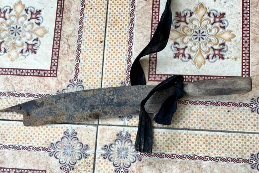 Con dao mà Dục dùng để tấn công bà Lý. Con dao mà Dục dùng để tấn công bà Lý.