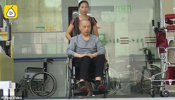 Trong suốt 5 năm chăm sóc, chị Zhang chỉ ngủ mỗi ngày khoảng 2-3 tiếng.