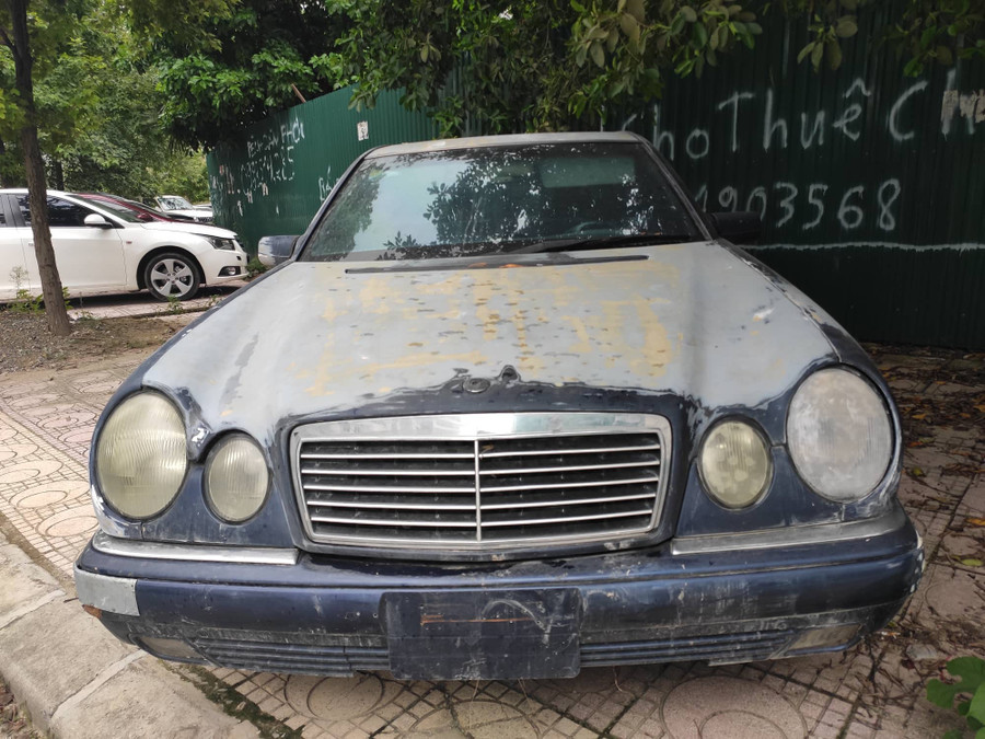 Cận cảnh nhiều xe sang hiệu Mercedes, BMW, Camry hết đát bị vứt bỏ trên vỉa hè Hà Nội-5