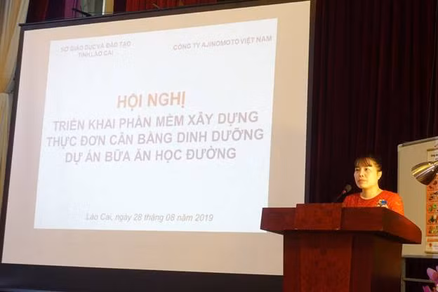 Bà Trần Thị Minh Thu – Trưởng phòng GDTH, Sở GDĐT tỉnh Lào Cai phát biểu tại Hội nghị.