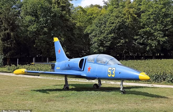 Choáng với bộ sưu tập máy bay chiến đấu “khủng” nhất thế giới của cụ ông 87 tuổi ảnh 13