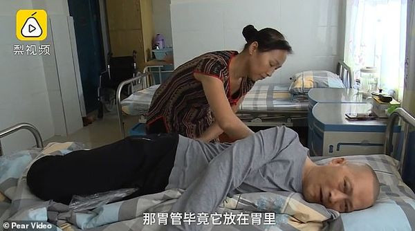 Chị Zhang massage cho chồng.
